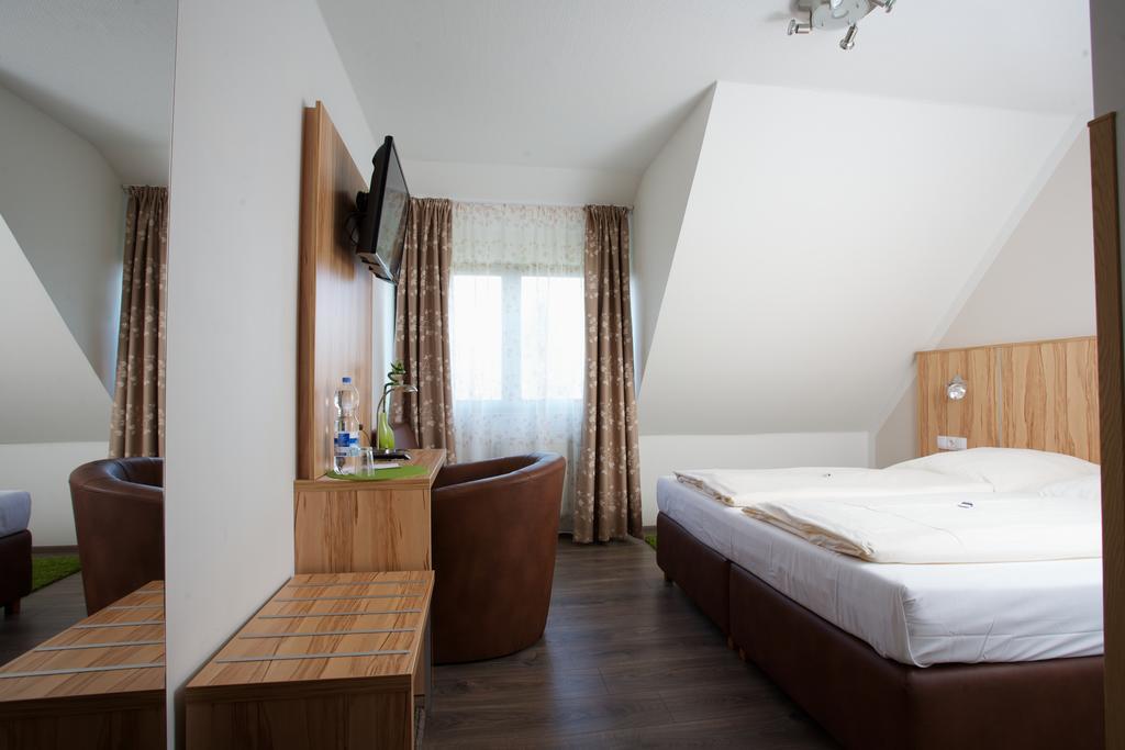 Hotel Reinhardtshof Garni Wolfschlugen Стая снимка