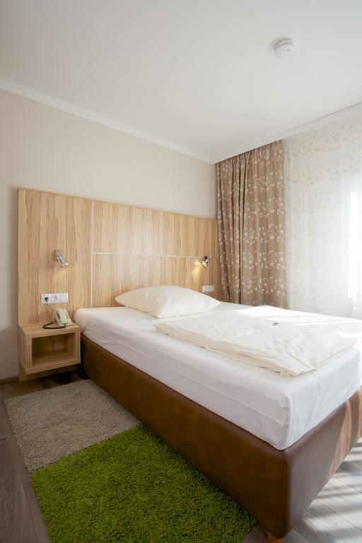 Hotel Reinhardtshof Garni Wolfschlugen Стая снимка