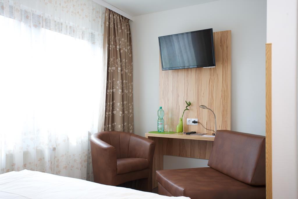 Hotel Reinhardtshof Garni Wolfschlugen Стая снимка