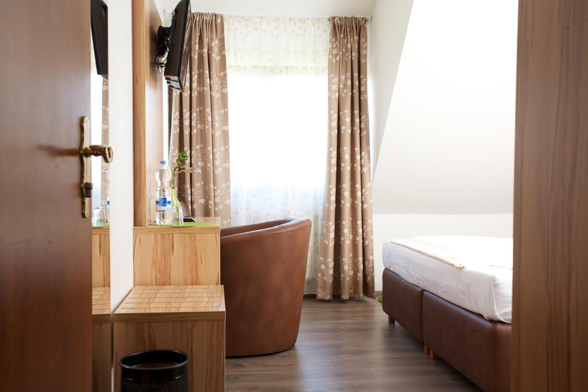 Hotel Reinhardtshof Garni Wolfschlugen Стая снимка