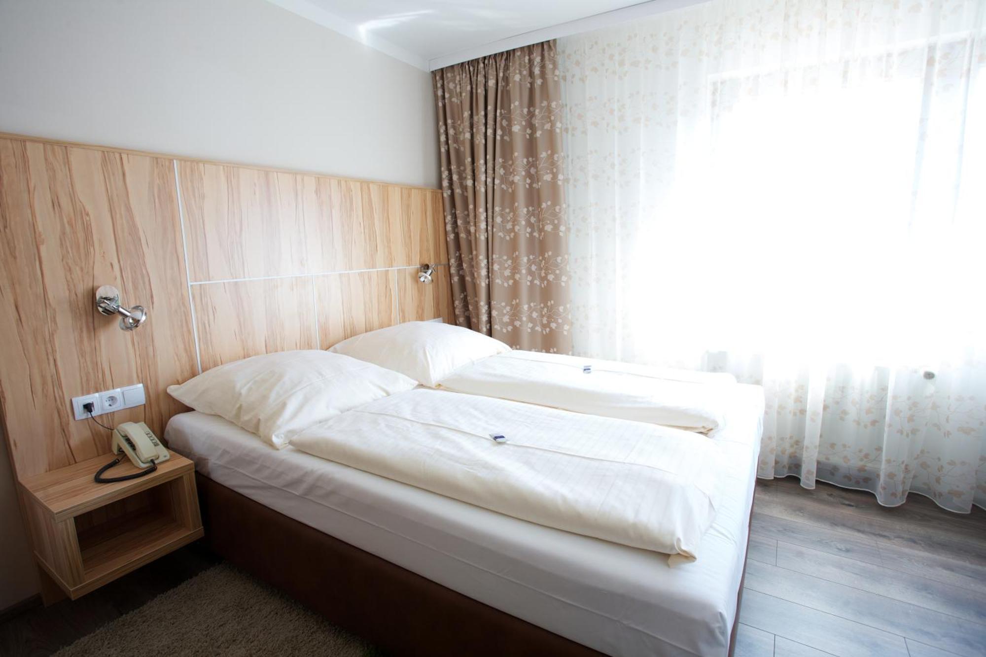 Hotel Reinhardtshof Garni Wolfschlugen Стая снимка