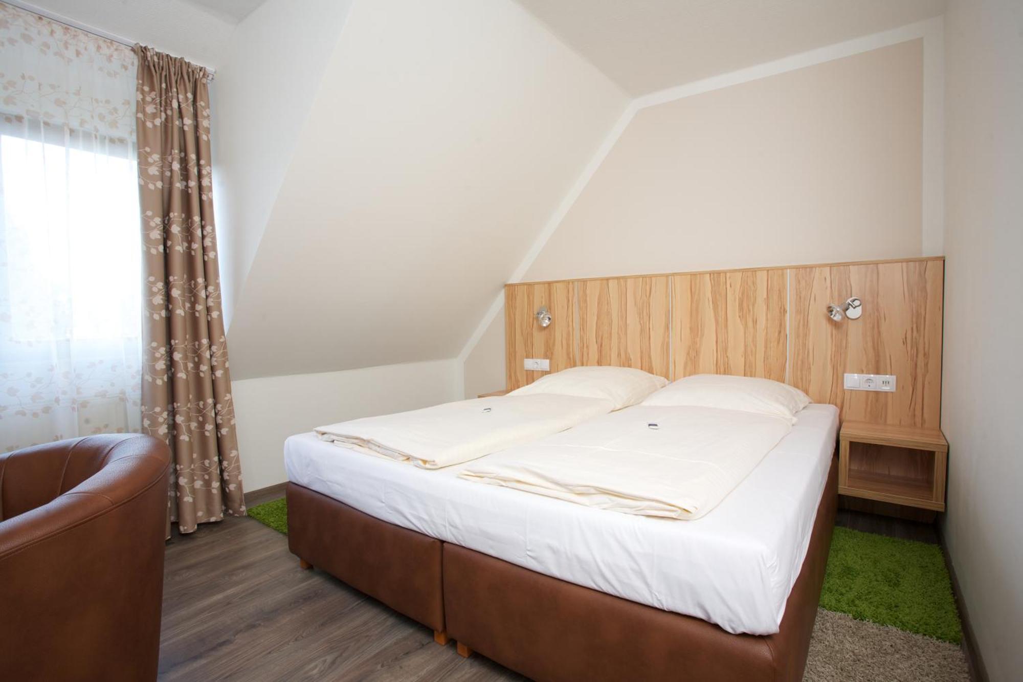 Hotel Reinhardtshof Garni Wolfschlugen Стая снимка