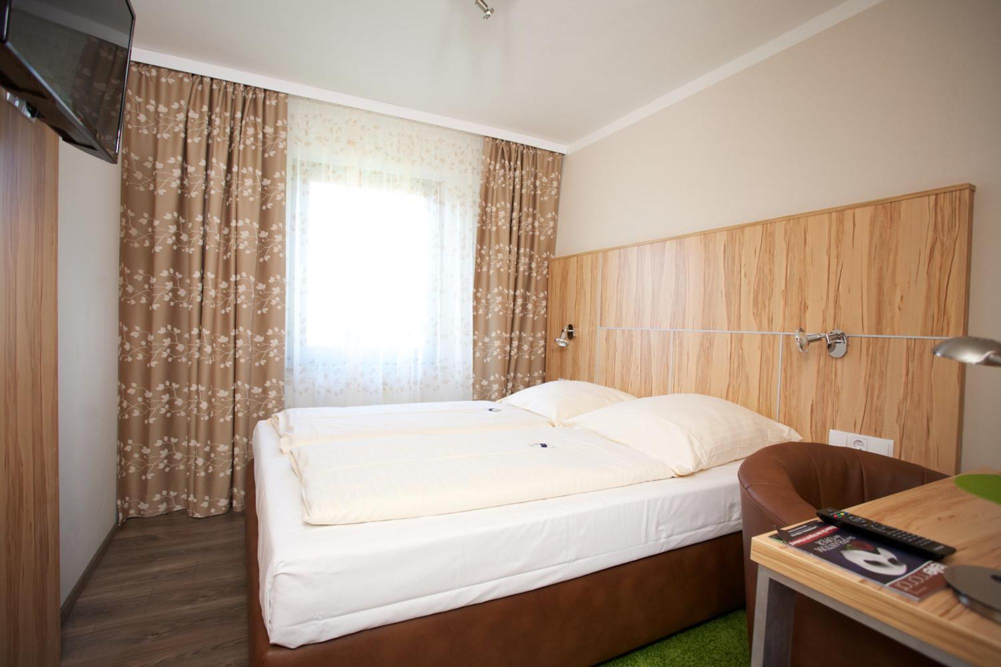 Hotel Reinhardtshof Garni Wolfschlugen Стая снимка