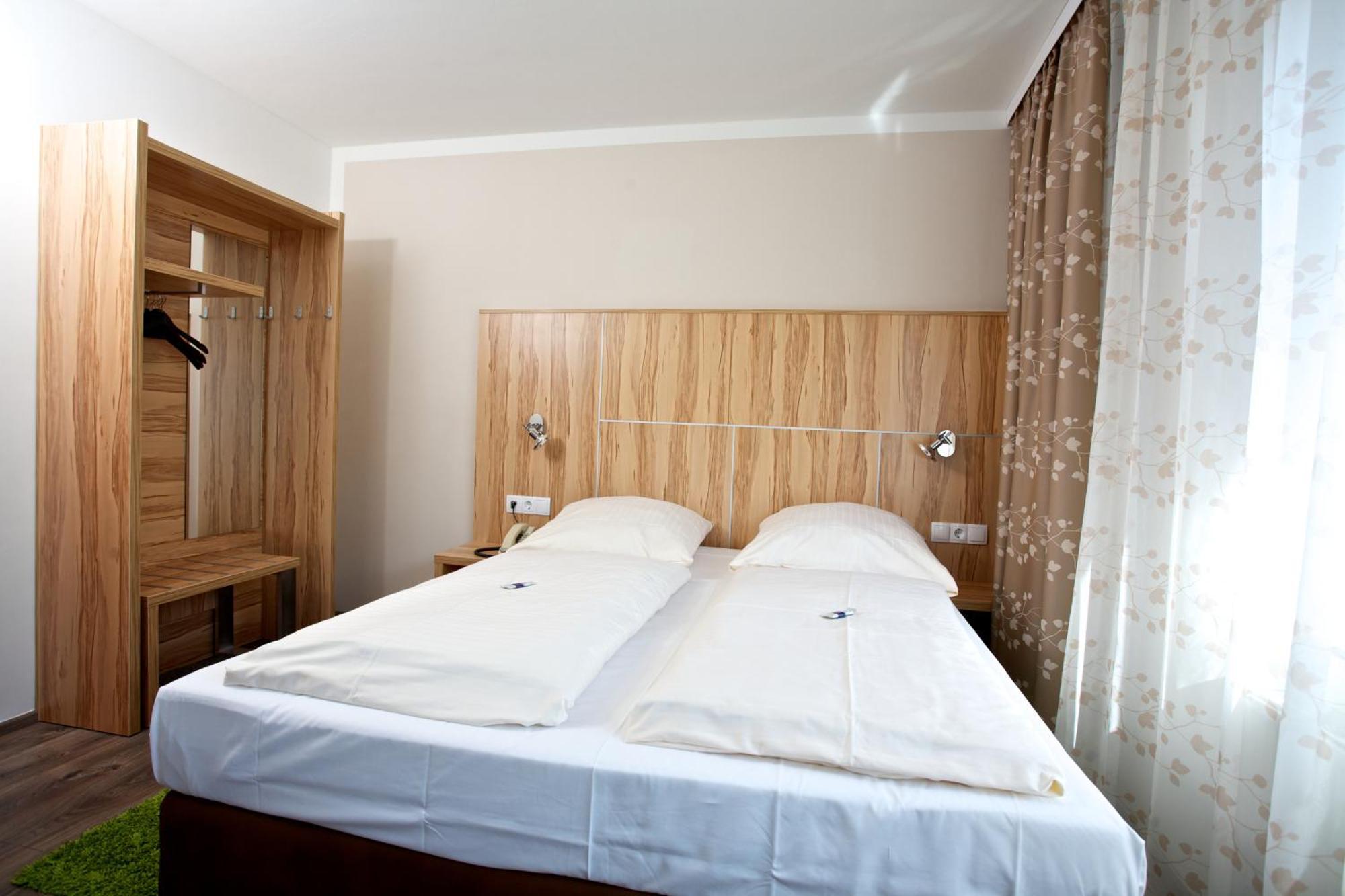 Hotel Reinhardtshof Garni Wolfschlugen Стая снимка