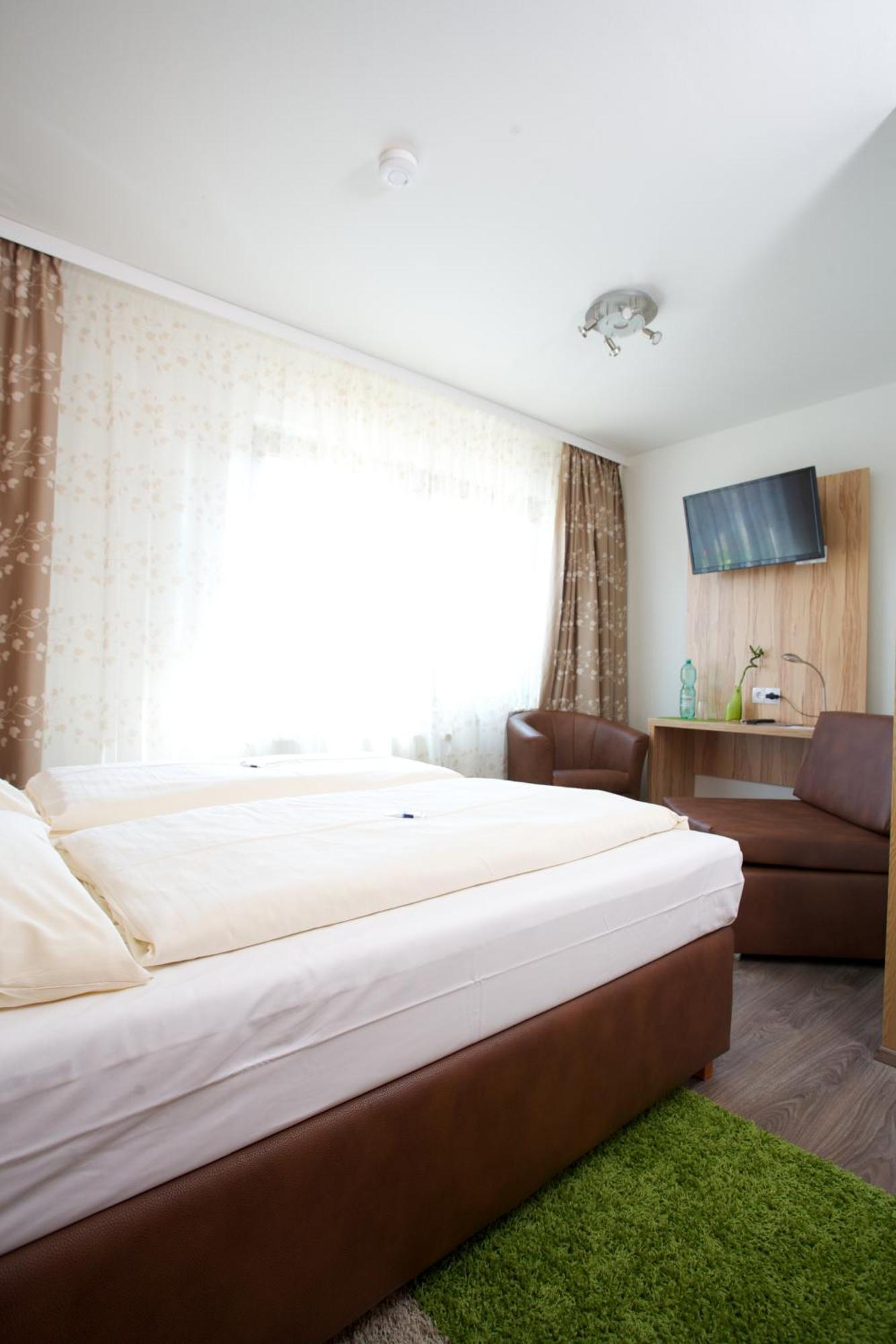 Hotel Reinhardtshof Garni Wolfschlugen Стая снимка