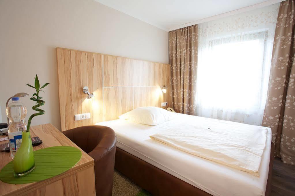 Hotel Reinhardtshof Garni Wolfschlugen Екстериор снимка