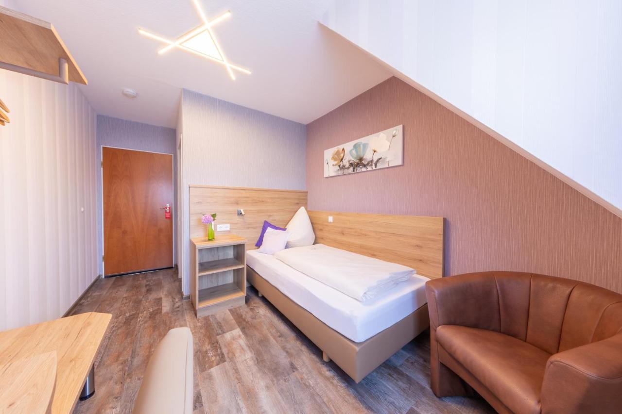 Hotel Reinhardtshof Garni Wolfschlugen Екстериор снимка