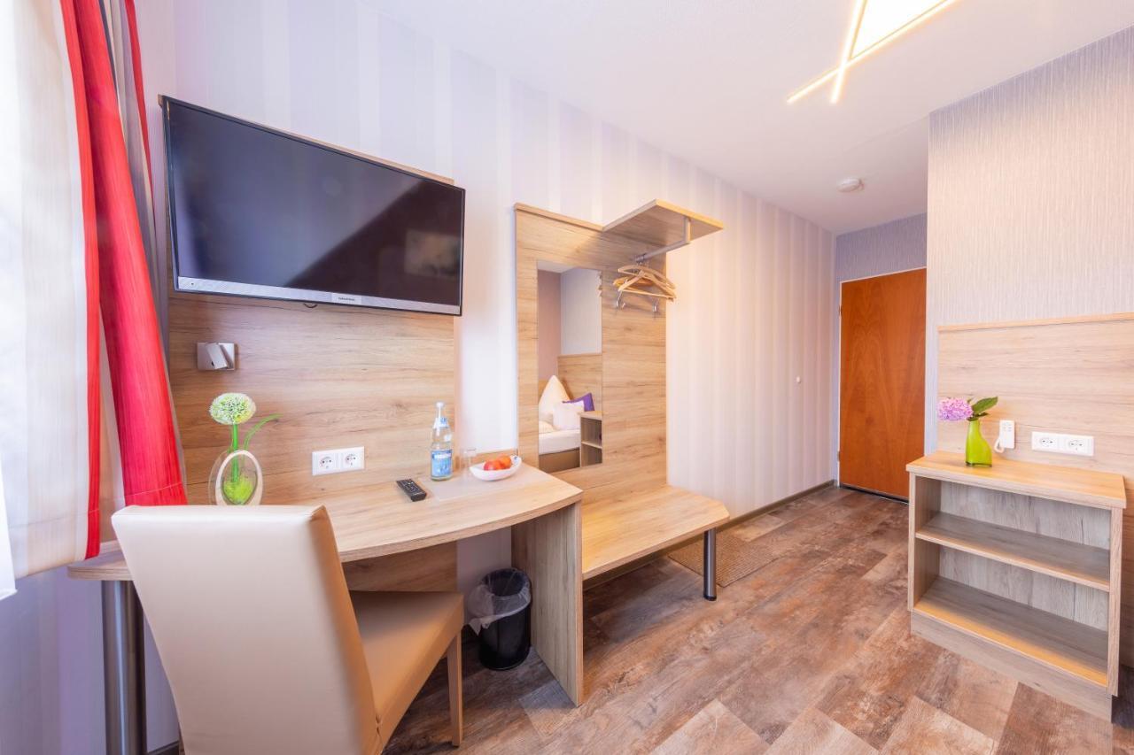 Hotel Reinhardtshof Garni Wolfschlugen Екстериор снимка