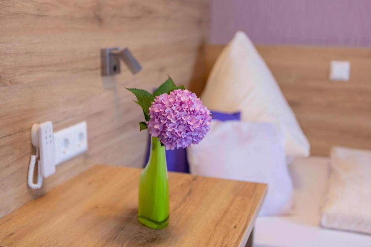 Hotel Reinhardtshof Garni Wolfschlugen Екстериор снимка