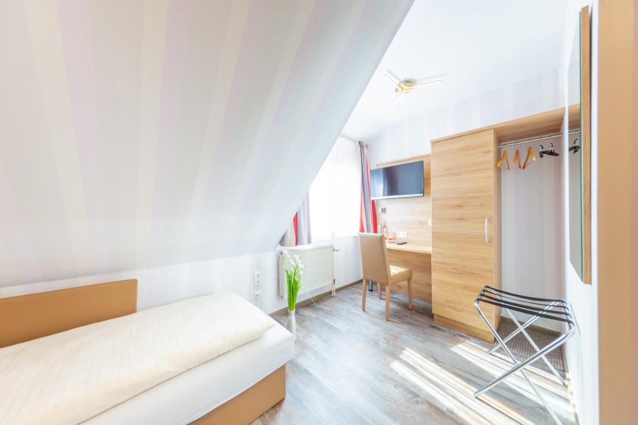 Hotel Reinhardtshof Garni Wolfschlugen Екстериор снимка