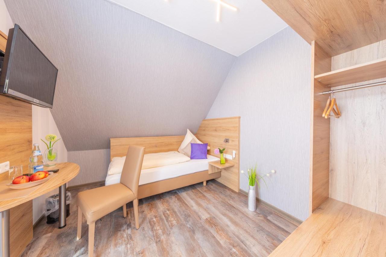 Hotel Reinhardtshof Garni Wolfschlugen Екстериор снимка